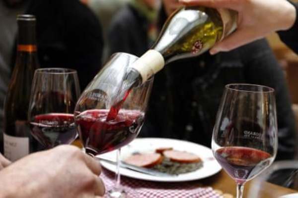Trăm triệu lít rượu vang Pháp tồn kho vì dịch biến thành nước rửa tay - Ảnh 1.