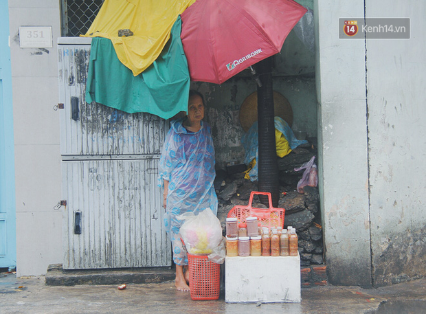 Cụ bà ngồi co ro giữa cơn mưa Sài Gòn để bán từng hủ mắm mưu sinh: Con nó hết thương ngoại rồi, giờ sống được ngày nào hay ngày đó - Ảnh 1.