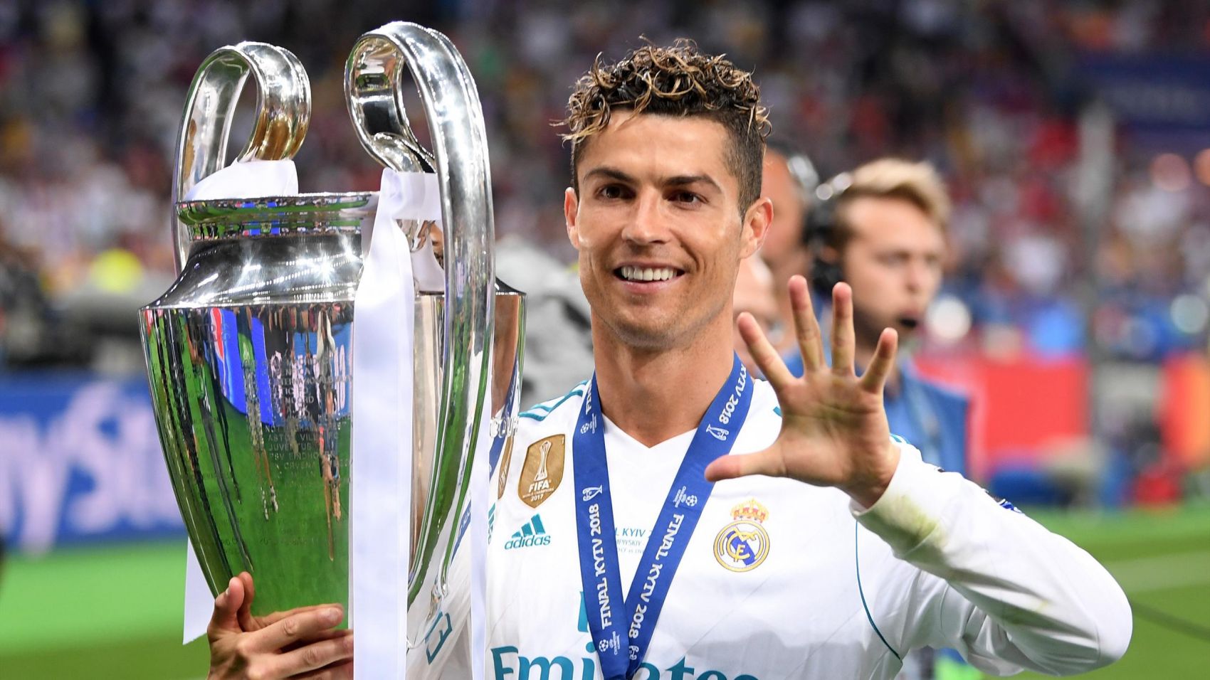 Là cầu thủ đầu tiên có 1 tỷ USD, Cristiano Ronaldo kiếm và tiêu ...