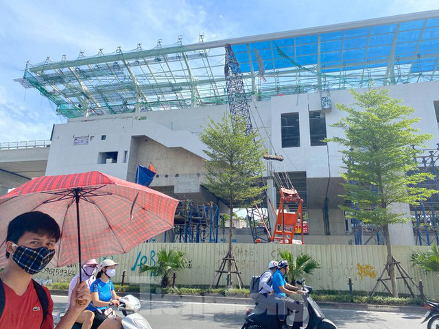  Công nhân đội nắng hoàn thiện nhà ga tuyến đường sắt Nhổn - ga Hà Nội.  - Ảnh 2.
