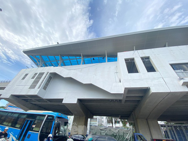  Công nhân đội nắng hoàn thiện nhà ga tuyến đường sắt Nhổn - ga Hà Nội.  - Ảnh 13.