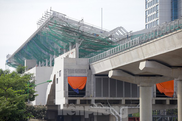  Công nhân đội nắng hoàn thiện nhà ga tuyến đường sắt Nhổn - ga Hà Nội.  - Ảnh 5.