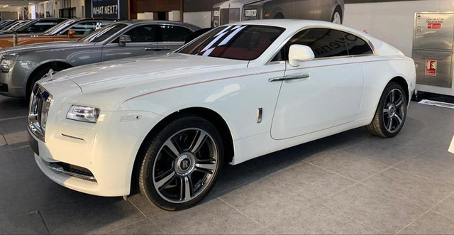  Rolls-Royce Wraith lướt tại Dubai được chào bán hơn 9 tỷ khi về Việt Nam - Xe siêu sang giá mềm cho giới nhà giàu - Ảnh 1.