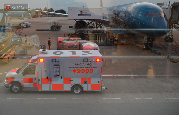 Cận cảnh quá trình di chuyển bệnh nhân 91 trên chuyến bay từ Tân Sơn Nhất đến Nội Bài - Ảnh 1.