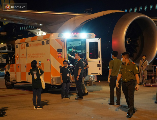 Cận cảnh quá trình di chuyển bệnh nhân 91 trên chuyến bay từ Tân Sơn Nhất đến Nội Bài - Ảnh 11.