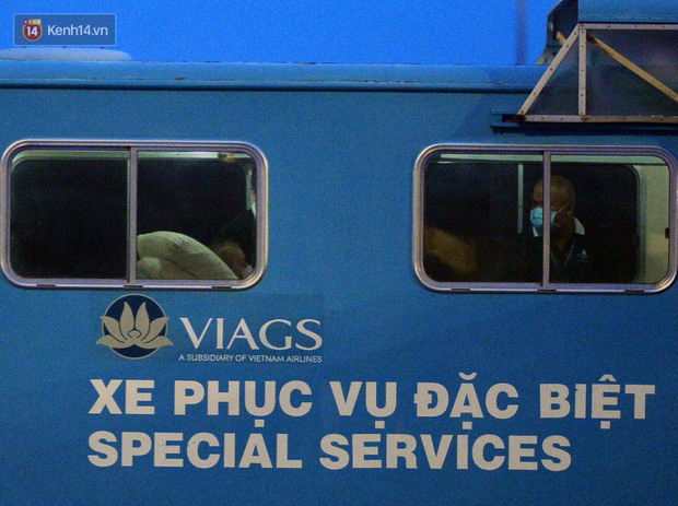 Cận cảnh quá trình di chuyển bệnh nhân 91 trên chuyến bay từ Tân Sơn Nhất đến Nội Bài - Ảnh 3.