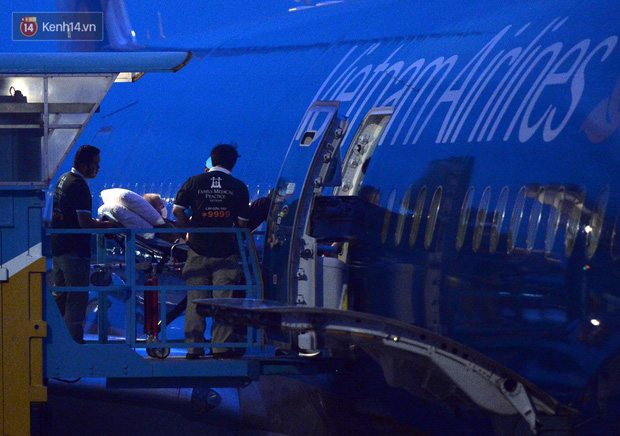 Cận cảnh quá trình di chuyển bệnh nhân 91 trên chuyến bay từ Tân Sơn Nhất đến Nội Bài - Ảnh 4.