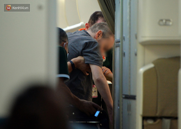 Cận cảnh quá trình di chuyển bệnh nhân 91 trên chuyến bay từ Tân Sơn Nhất đến Nội Bài - Ảnh 5.