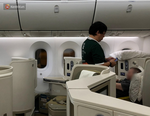Cận cảnh quá trình di chuyển bệnh nhân 91 trên chuyến bay từ Tân Sơn Nhất đến Nội Bài - Ảnh 6.
