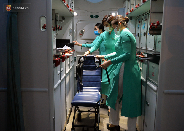 Cận cảnh quá trình di chuyển bệnh nhân 91 trên chuyến bay từ Tân Sơn Nhất đến Nội Bài - Ảnh 8.