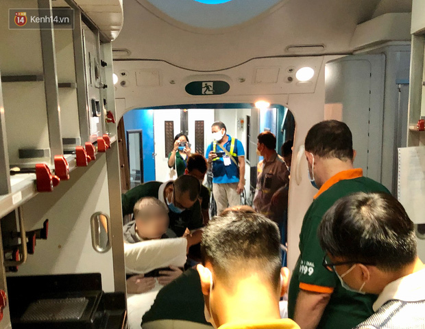 Cận cảnh quá trình di chuyển bệnh nhân 91 trên chuyến bay từ Tân Sơn Nhất đến Nội Bài - Ảnh 9.