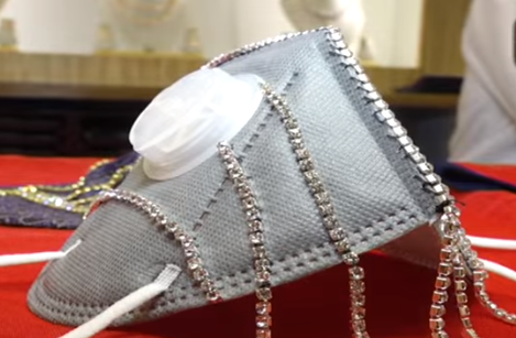 Khẩu trang đính kim cương giá nghìn ‘đô’ hút khách tại Ấn Độ - Ảnh 2.