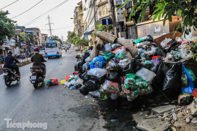Xe vào bãi rác Nam Sơn bị chặn, phố phường Hà Nội ngập trong biển rác - Ảnh 11. Xe vào bãi rác Nam Sơn bị chặn, phố phường Hà Nội ngập trong biển rác - Ảnh 11.