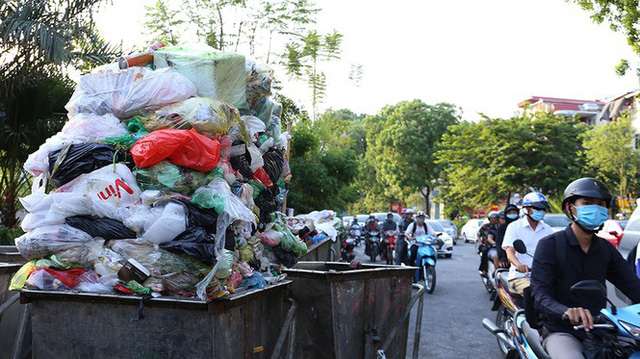  Lao công vật lộn với rác thải ùn ứ, chất đống ở Hà Nội  - Ảnh 2.