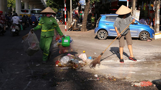  Lao công vật lộn với rác thải ùn ứ, chất đống ở Hà Nội  - Ảnh 11.