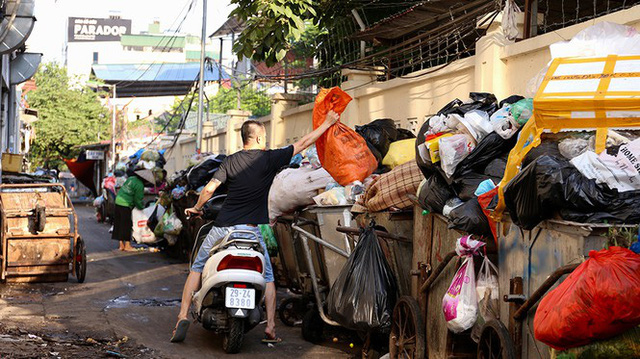  Lao công vật lộn với rác thải ùn ứ, chất đống ở Hà Nội  - Ảnh 3.