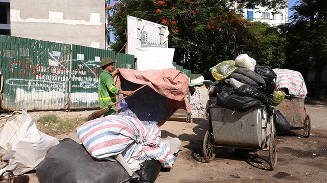  Lao công vật lộn với rác thải ùn ứ, chất đống ở Hà Nội  - Ảnh 5.