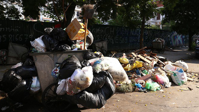  Lao công vật lộn với rác thải ùn ứ, chất đống ở Hà Nội  - Ảnh 8.