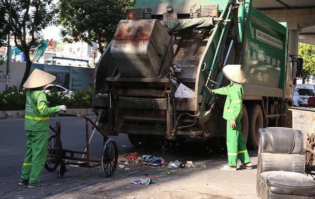  Lao công vật lộn với rác thải ùn ứ, chất đống ở Hà Nội  - Ảnh 9.