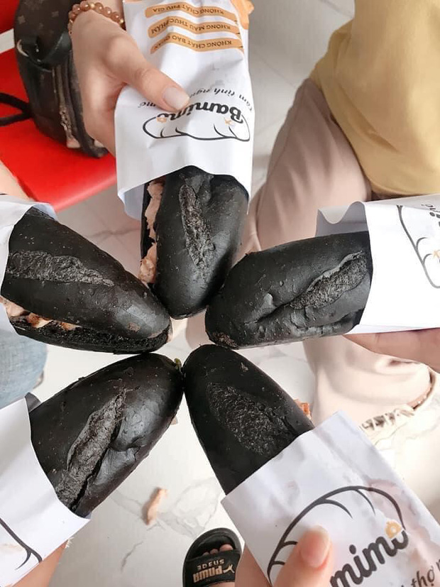 HOT: Xuất hiện loại bánh mì màu đen tuyền gây xôn xao MXH, đặc biệt nhất là được lấy cảm hứng từ… than Quảng Ninh - Ảnh 2.