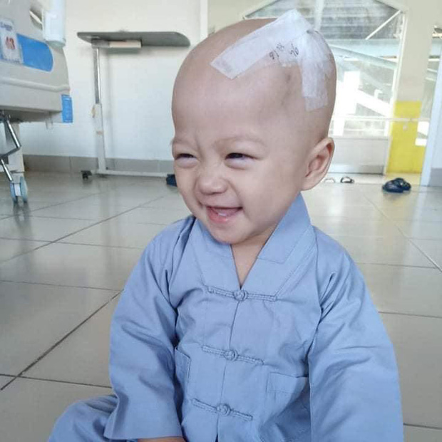 Em bé 14 tháng tuổi mang trong mình 2 loại ung thư: Chừng nào còn được nhìn thấy nụ cười của con, chúng tôi còn cố gắng - Ảnh 1.