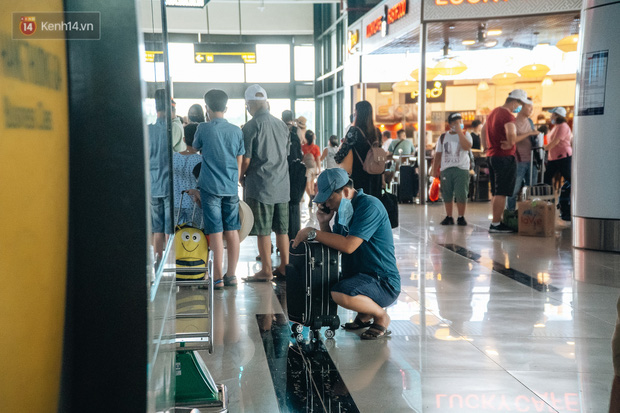 Chùm ảnh: Biển người xếp hàng, chờ làm thủ tục tại sân bay Nội Bài - Ảnh 15.
