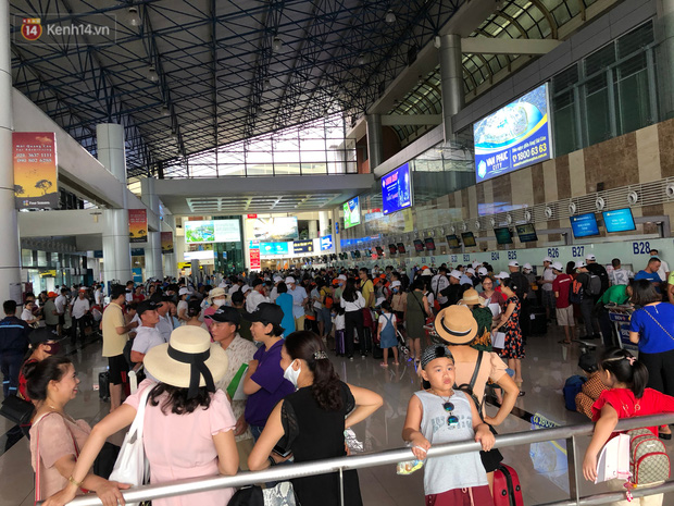 Chùm ảnh: Biển người xếp hàng, chờ làm thủ tục tại sân bay Nội Bài - Ảnh 17.