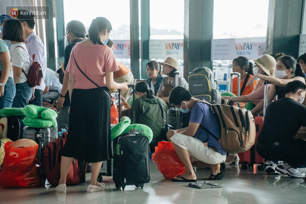 Chùm ảnh: Biển người xếp hàng, chờ làm thủ tục tại sân bay Nội Bài - Ảnh 11.
