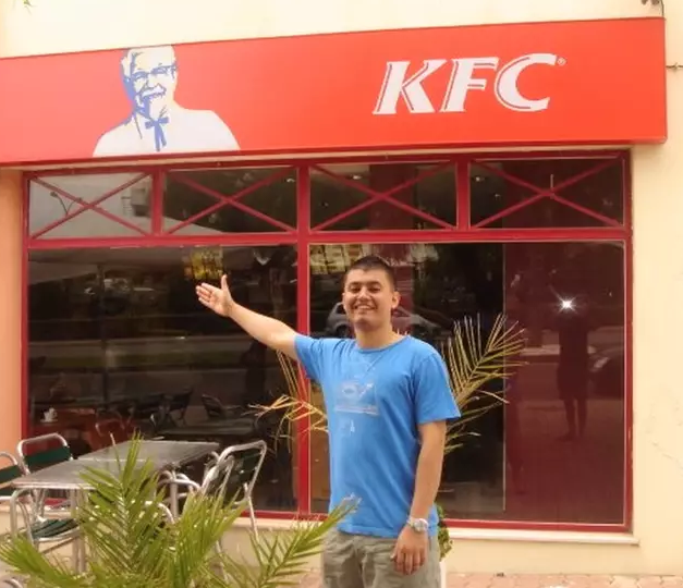 Ăn KFC ở hơn 40 nước tổng hóa đơn tới 8.800 USD, anh chàng được KFC vinh danh là ‘fan cứng’ của hãng - Ảnh 3.