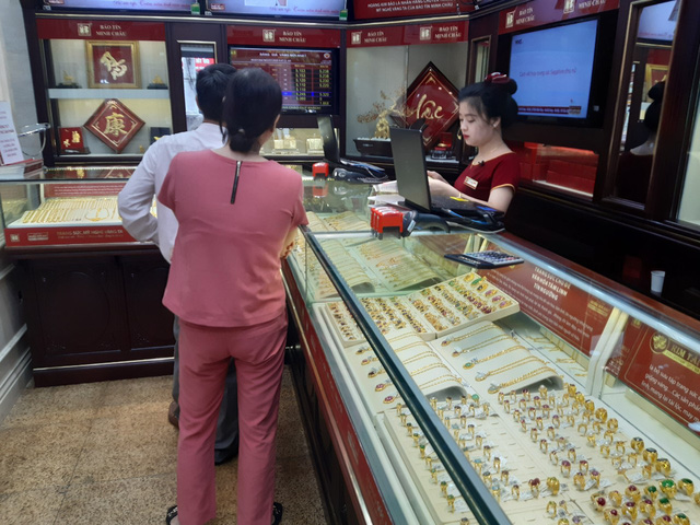  Tiệm vàng tấp nập, khách xếp hàng dài chờ giao dịch trong ngày giá vàng lập kỷ lục 53,6 triệu đồng/lượng  - Ảnh 6.