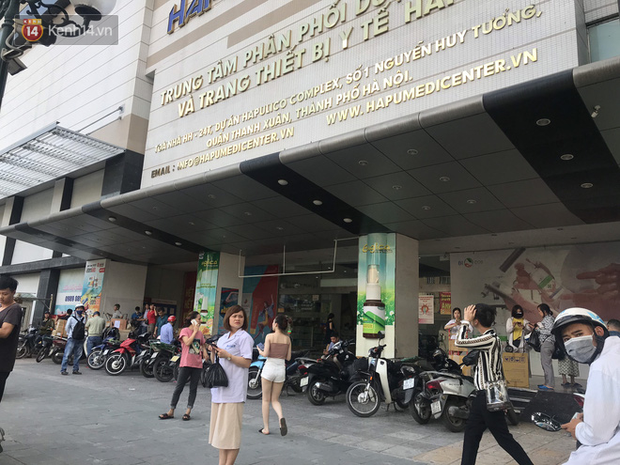 Sau thông tin có ca nghi nhiễm Covid-19 ở Đà Nẵng, chợ thuốc lớn nhất Hà Nội lại tấp nập người mua khẩu trang - Ảnh 1.