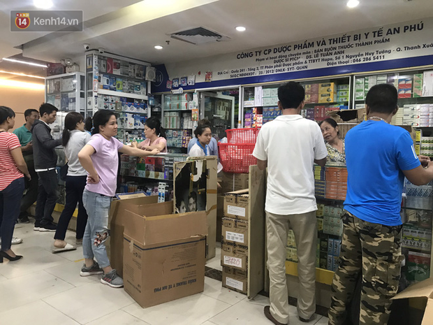 Sau thông tin có ca nghi nhiễm Covid-19 ở Đà Nẵng, chợ thuốc lớn nhất Hà Nội lại tấp nập người mua khẩu trang - Ảnh 2.