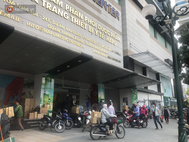 Sau thông tin có ca nghi nhiễm Covid-19 ở Đà Nẵng, chợ thuốc lớn nhất Hà Nội lại tấp nập người mua khẩu trang - Ảnh 11.