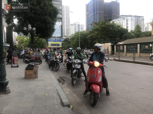 Sau thông tin có ca nghi nhiễm Covid-19 ở Đà Nẵng, chợ thuốc lớn nhất Hà Nội lại tấp nập người mua khẩu trang - Ảnh 12.