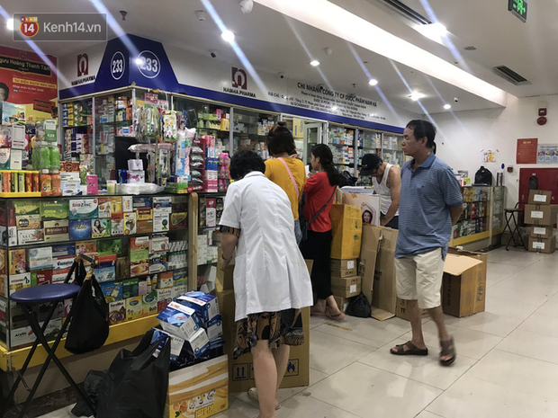 Sau thông tin có ca nghi nhiễm Covid-19 ở Đà Nẵng, chợ thuốc lớn nhất Hà Nội lại tấp nập người mua khẩu trang - Ảnh 3.