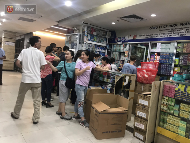 Sau thông tin có ca nghi nhiễm Covid-19 ở Đà Nẵng, chợ thuốc lớn nhất Hà Nội lại tấp nập người mua khẩu trang - Ảnh 4.