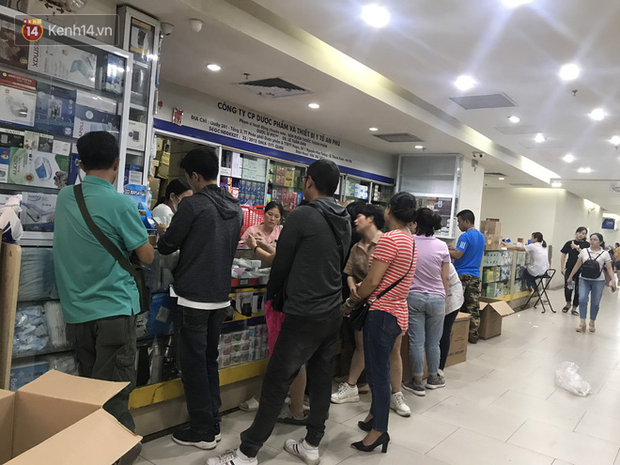 Sau thông tin có ca nghi nhiễm Covid-19 ở Đà Nẵng, chợ thuốc lớn nhất Hà Nội lại tấp nập người mua khẩu trang - Ảnh 5.