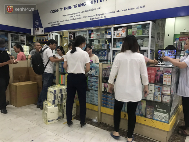 Sau thông tin có ca nghi nhiễm Covid-19 ở Đà Nẵng, chợ thuốc lớn nhất Hà Nội lại tấp nập người mua khẩu trang - Ảnh 6.