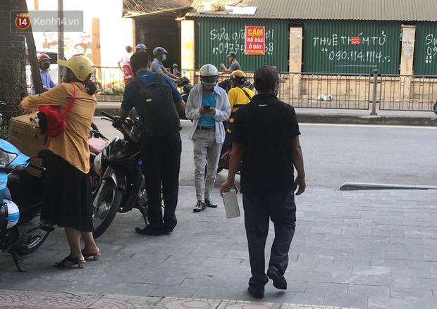 Sau thông tin có ca nghi nhiễm Covid-19 ở Đà Nẵng, chợ thuốc lớn nhất Hà Nội lại tấp nập người mua khẩu trang - Ảnh 7.