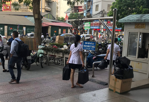 Sau thông tin có ca nghi nhiễm Covid-19 ở Đà Nẵng, chợ thuốc lớn nhất Hà Nội lại tấp nập người mua khẩu trang - Ảnh 8.