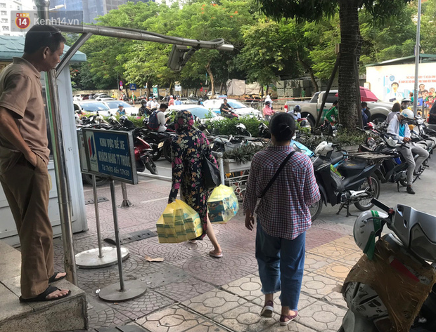 Sau thông tin có ca nghi nhiễm Covid-19 ở Đà Nẵng, chợ thuốc lớn nhất Hà Nội lại tấp nập người mua khẩu trang - Ảnh 9.