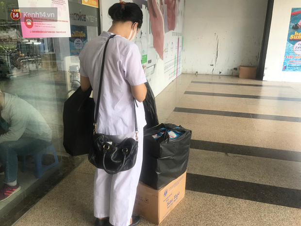 Sau thông tin có ca nghi nhiễm Covid-19 ở Đà Nẵng, chợ thuốc lớn nhất Hà Nội lại tấp nập người mua khẩu trang - Ảnh 10.