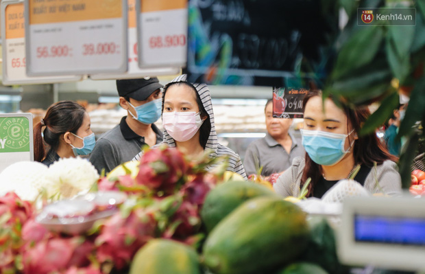 Người dân Sài Gòn và Hà Nội kích hoạt lại các biện pháp phòng chống dịch: Tuân thủ đeo khẩu trang nơi đông người - Ảnh 17.