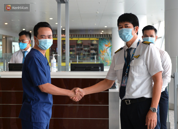 Ảnh: Bên trong chuyến bay đặc biệt đón 120 công dân nhiễm Covid-19 tại Guinea Xích đạo về nước - Ảnh 13.