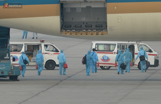 Chuyến bay đón 219 công dân Việt Nam từ Guinea Xích đạo đã về nước, điều động 250 y bác sĩ chăm sóc các bệnh nhân - Ảnh 11. Chuyến bay đón 219 công dân Việt Nam từ Guinea Xích đạo đã về nước, điều động 250 y bác sĩ chăm sóc các bệnh nhân - Ảnh 11.