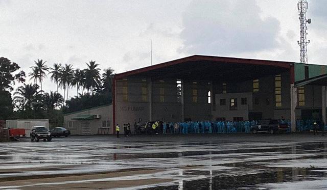 Tiếp viên trưởng kể về những tín hiệu SOS trên chuyến bay đón đồng bào ở Guinea Xích đạo - Ảnh 1.