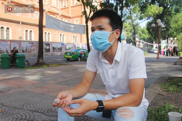 Người Sài Gòn nhắc nhau đeo khẩu trang nơi công cộng, bình tĩnh khi có ca nhiễm mới: Có chung tay thì mới đẩy lùi được dịch bệnh - Ảnh 13.