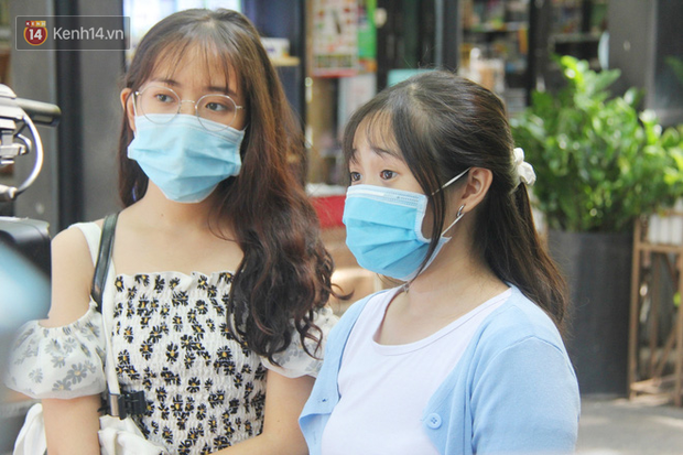 Người Sài Gòn nhắc nhau đeo khẩu trang nơi công cộng, bình tĩnh khi có ca nhiễm mới: Có chung tay thì mới đẩy lùi được dịch bệnh - Ảnh 18.