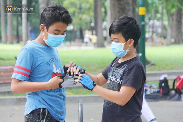 Người Sài Gòn nhắc nhau đeo khẩu trang nơi công cộng, bình tĩnh khi có ca nhiễm mới: Có chung tay thì mới đẩy lùi được dịch bệnh - Ảnh 19.