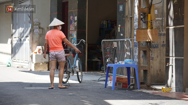 Nhịp sống tại khu phố Mễ Trì, nơi bệnh nhân Covid-19 số 447 từng sinh sống: Người thân cung cấp nhu yếu phẩm để mọi người yên tâm chống dịch - Ảnh 4.